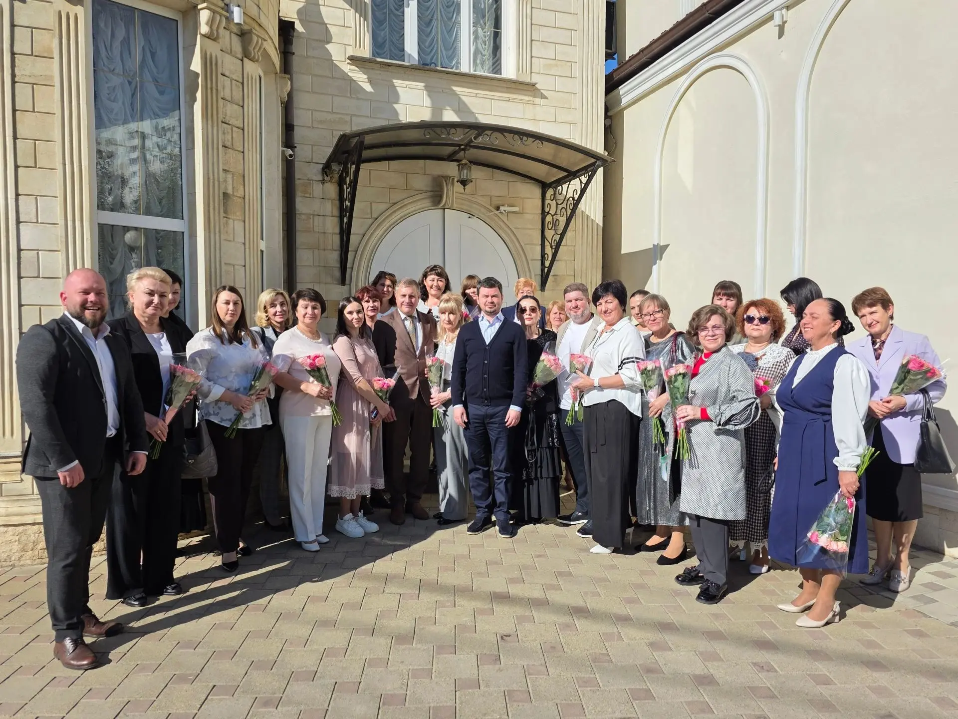 Сегодня, в этот прекрасный осенний день, мы чествовали тех, кто ведёт наших детей по до...