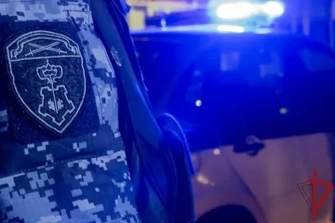 В Колпино росгвардейцы спасли водителя грузовика, уснувшего за рулём. Подробности публи...