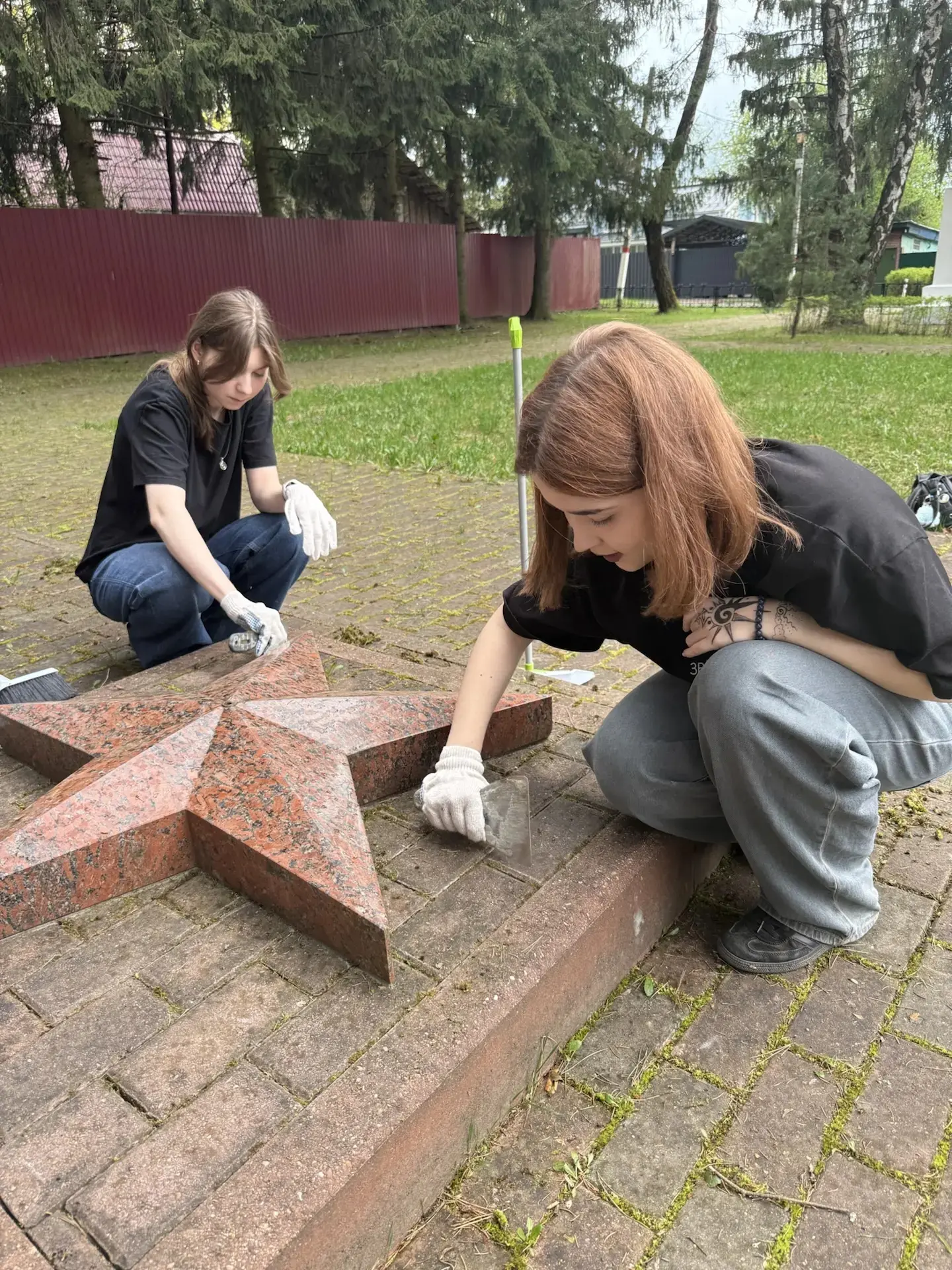 Ученики 10 класса Лесногородской школы приняли участие в патриотической акции в преддверии Дня Побед