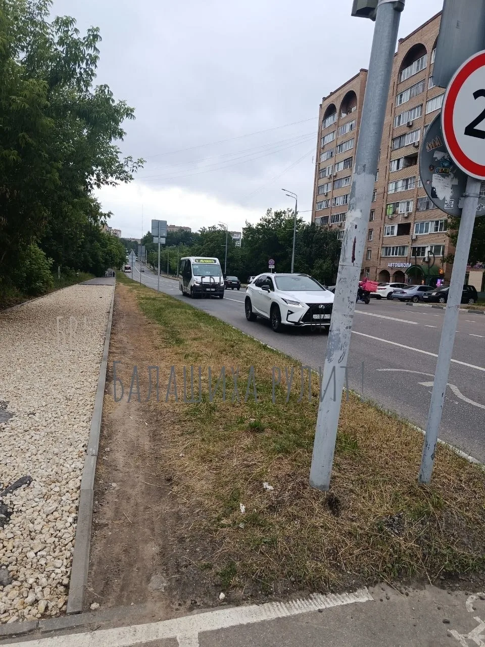 А ДОДЕЛЫВАТЬ❓БУДУТ
Хвалёный тротуар на проспекте Ленина (вблизи СОПТЫ).
С одной стороны положили, с 