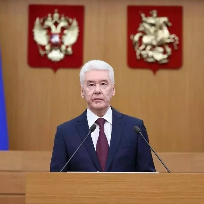Если российскую экономику "на войну развернуть", это может "убить вообще страну", заявил мэр Москвы 