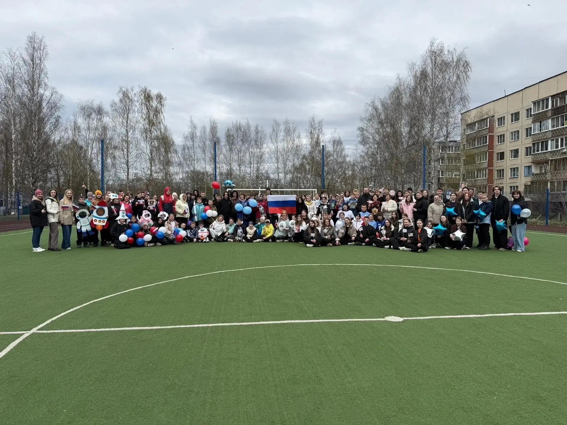 Великолукские школьники пробежали Гагаринскую эстафету по проспекту Гагарина.
