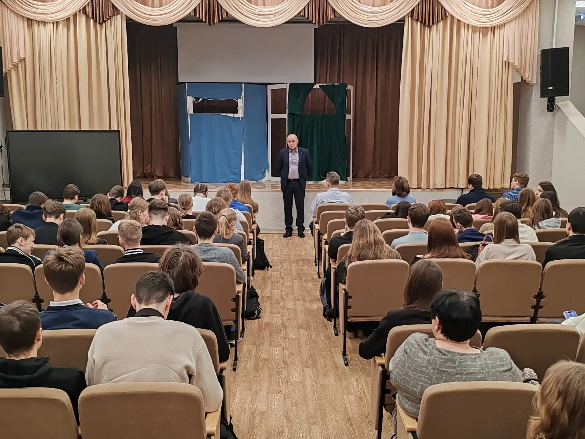 Встреча с профессионалами: будущее начинается здесь!  🔥 Старшеклассники школы познакомились с интере