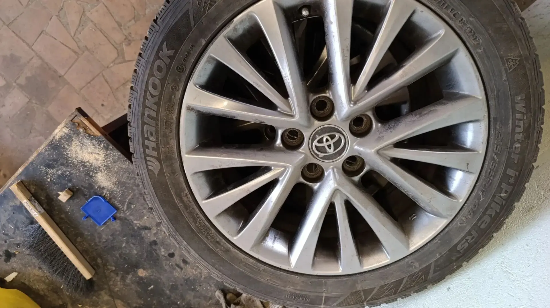Продам зимнюю резину Hankook R17, 215/55 Цена 9000 руб. Торг при осмотре. Тел. 79213478923