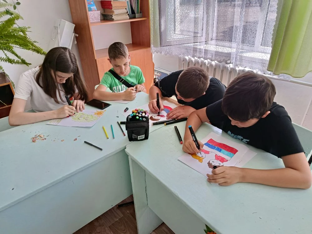 ВЫСТАВКА «Рисуй, Россия!»

🎨В преддверии Дня России для детей из пришкольного лагеря "Солнышко" был