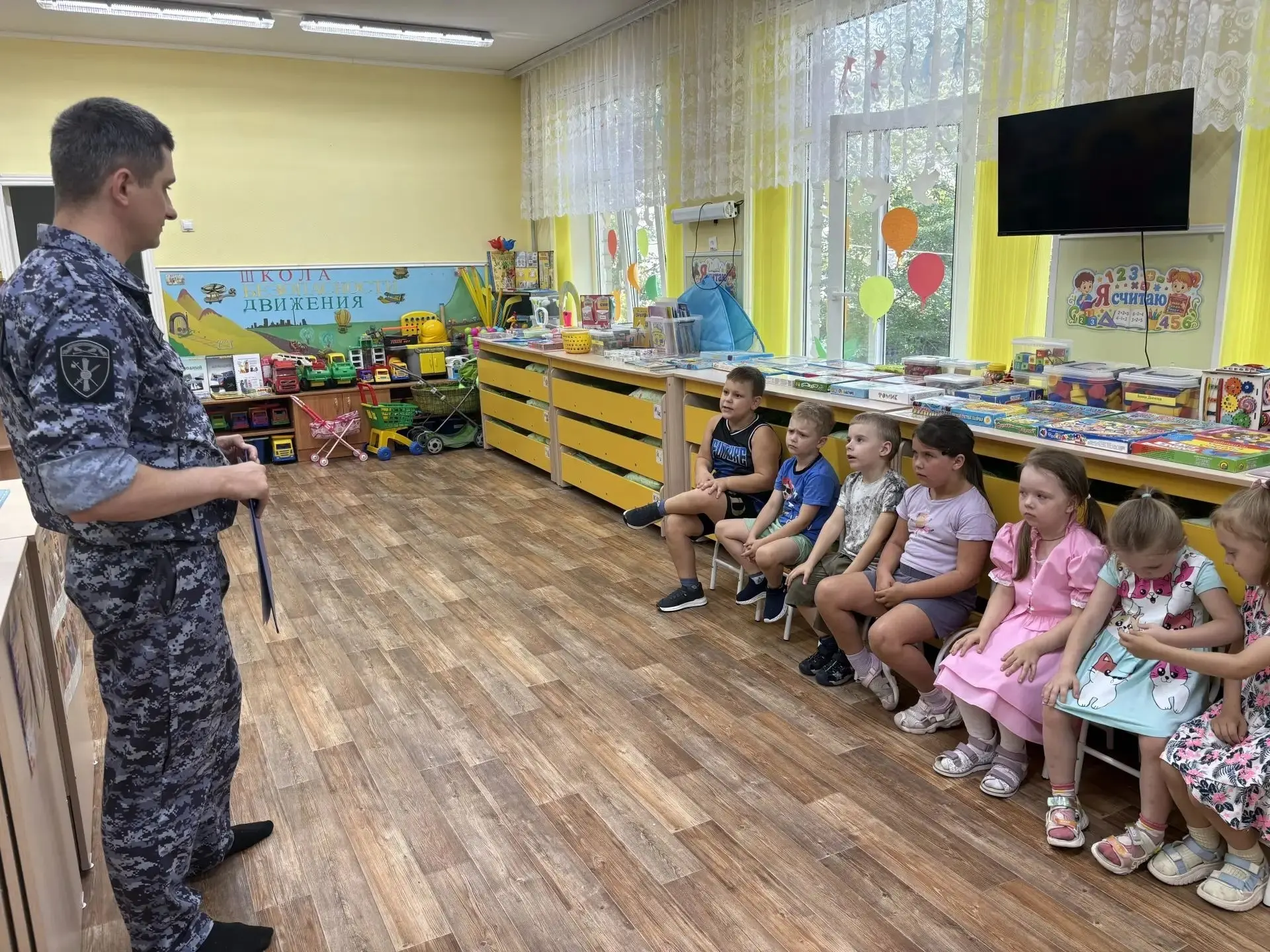 Сегодня у наших ребят из группы «Семицветик» был особенный день — в гости пришёл сотруд...