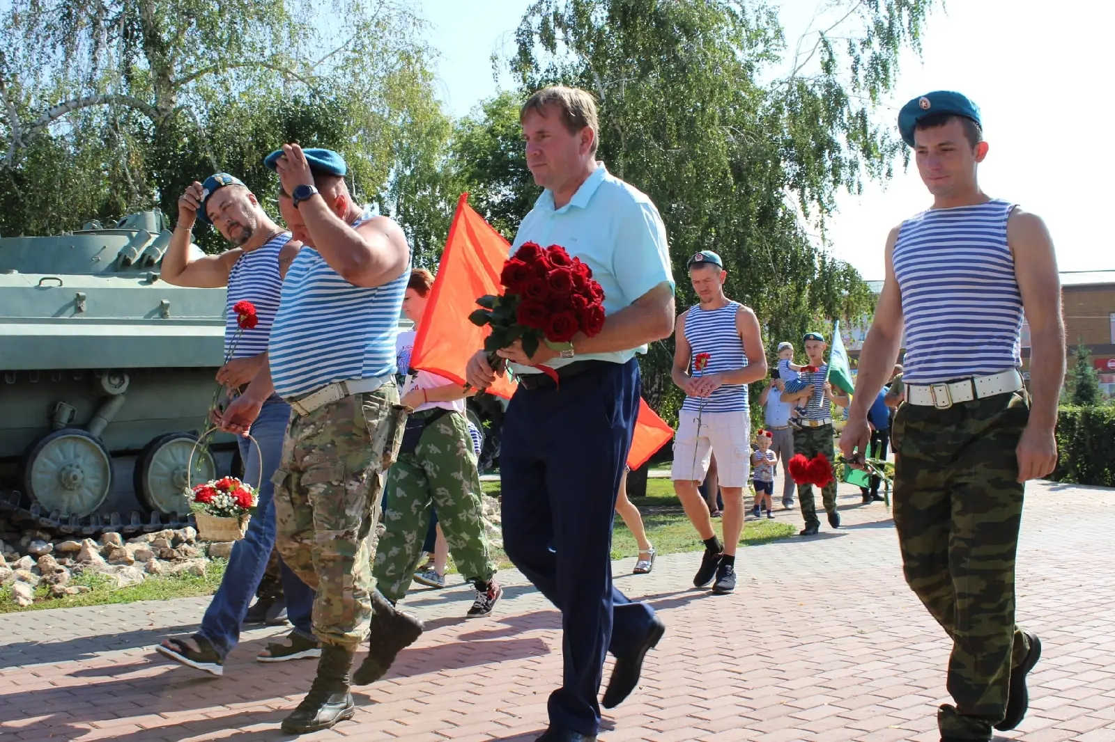 Глава района Фролов В.Л. обратился к жителям:

Уважаемые воины-десантники и ветераны ВДВ! От всей ду
