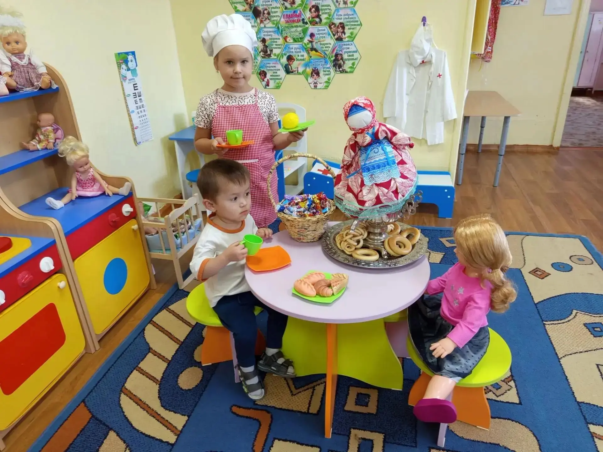 Сюжетно - ролевая игра " Встречаем гостей ".