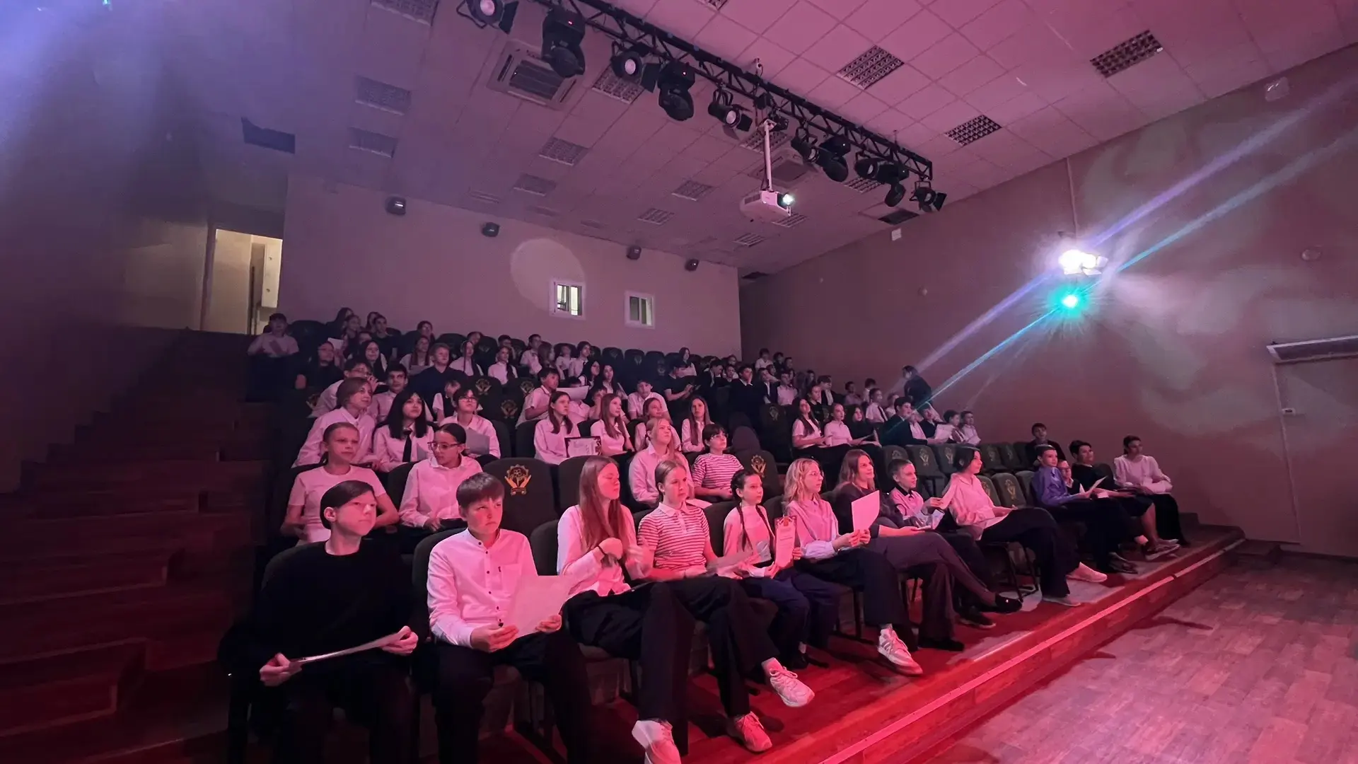 🎉 22 мая в актовом зале нашей школы прошла торжественная церемония награждения отличников, ударников