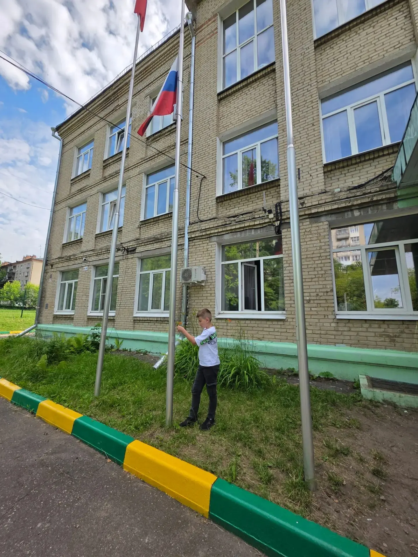 22 июня. День, когда мы помним...

Сегодня в  школьном городском лагере «Лучик» прошёл особенный и о