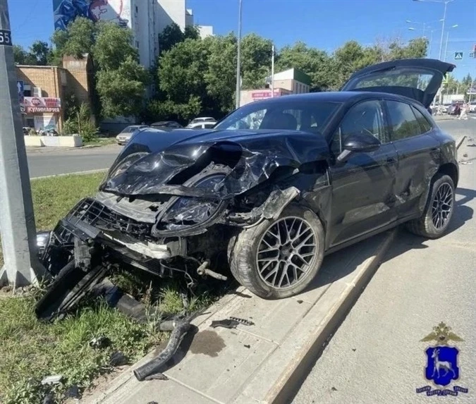 В Самаре после столкновения с "китайцем" Porsche Macan снес знак и влетел в столб