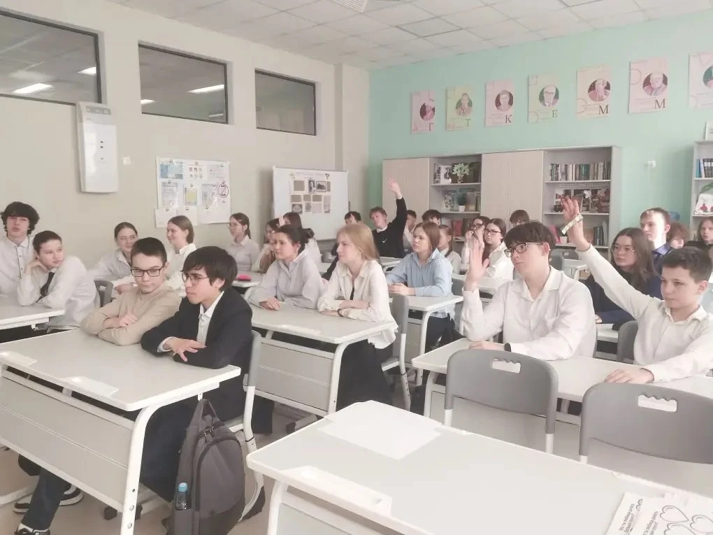 Сегодня в 8"А" классе прошёл  мастер-класс  со специалистом-профориентологом Маргаритой  Карпенко на