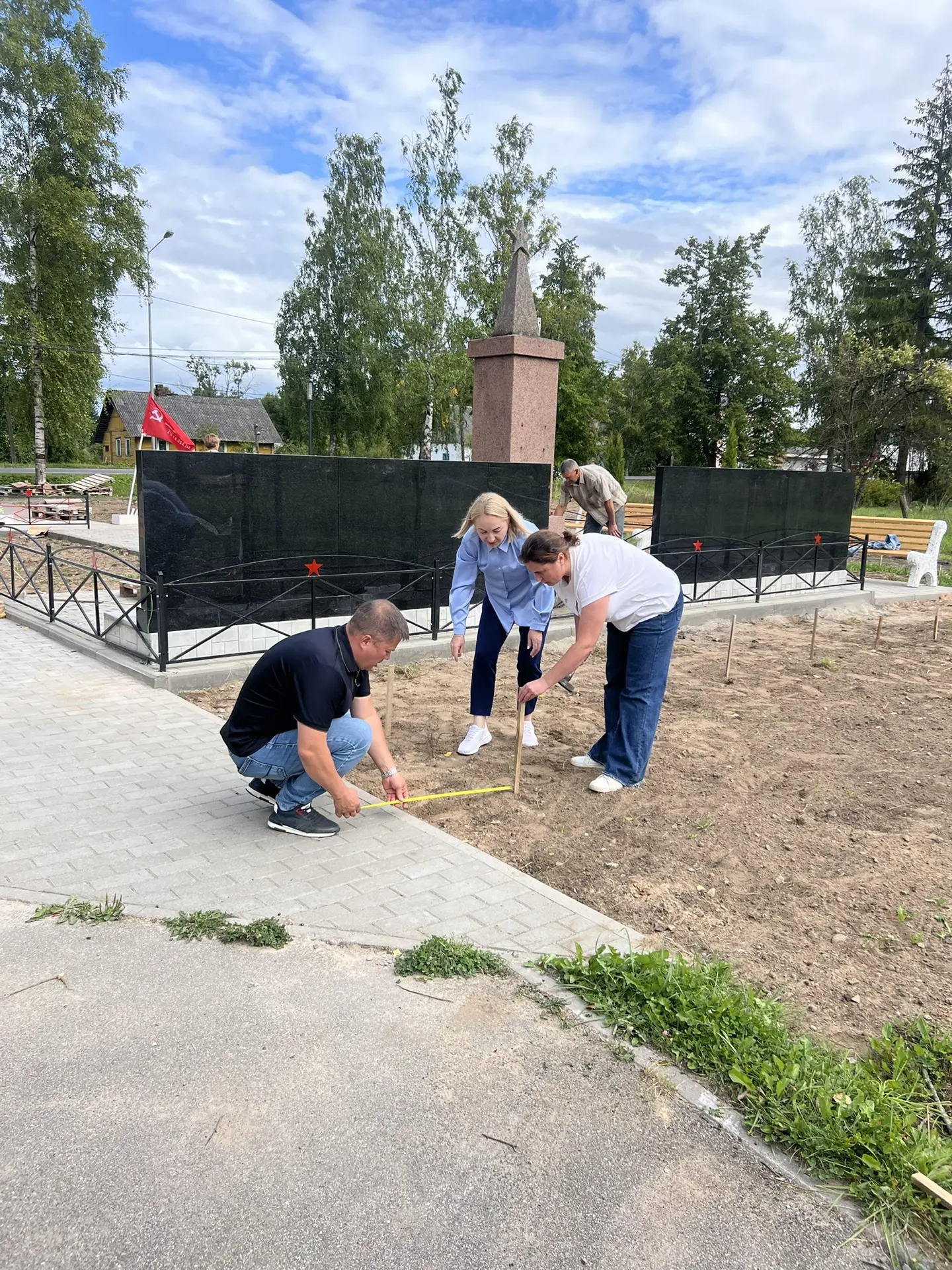 Педагоги Изборского лицея принимают участие в благоустройстве братского захоронения воз...