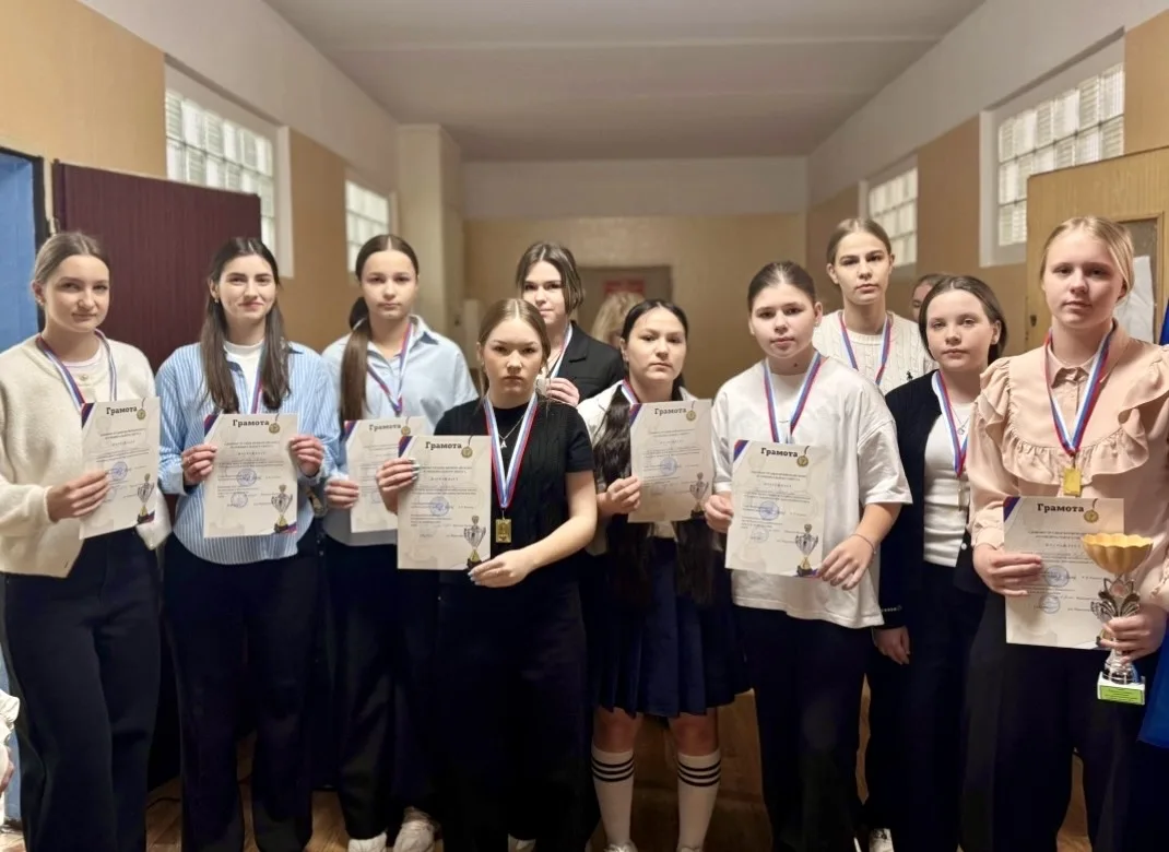 ✅По традиции новую учебную  неделю  в МБОУ «Первомайская средняя общеобразовательная школа» начали с