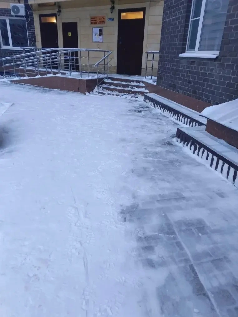 Уважаемые собственники!❄️  С раннего утра управляющая компания выполняет работы по уборке придомовой