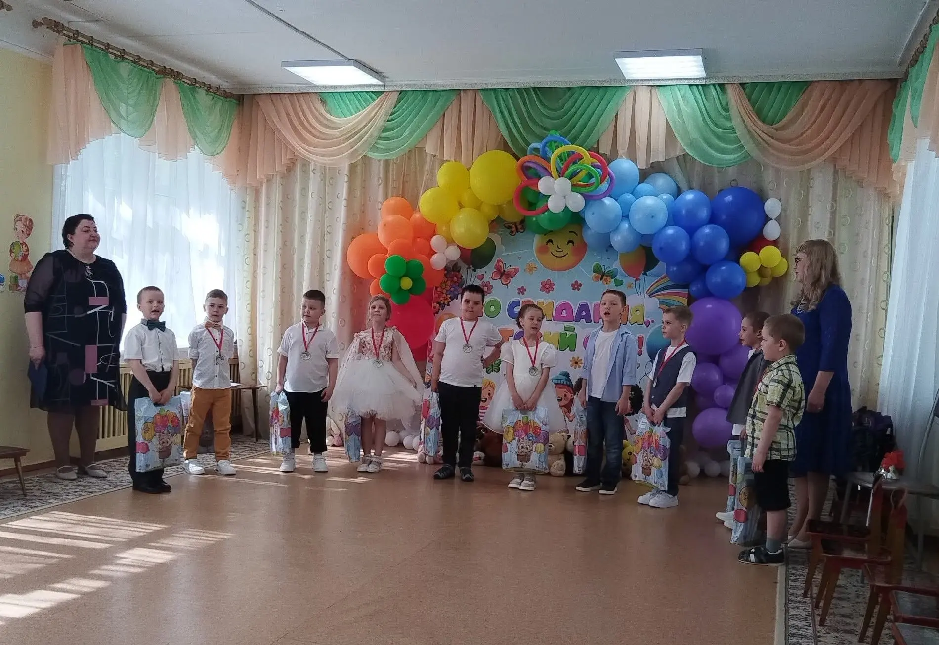 В добрый путь, выпускники!
В минувшую пятницу  для наших девчонок и мальчишек из подготовительной гр