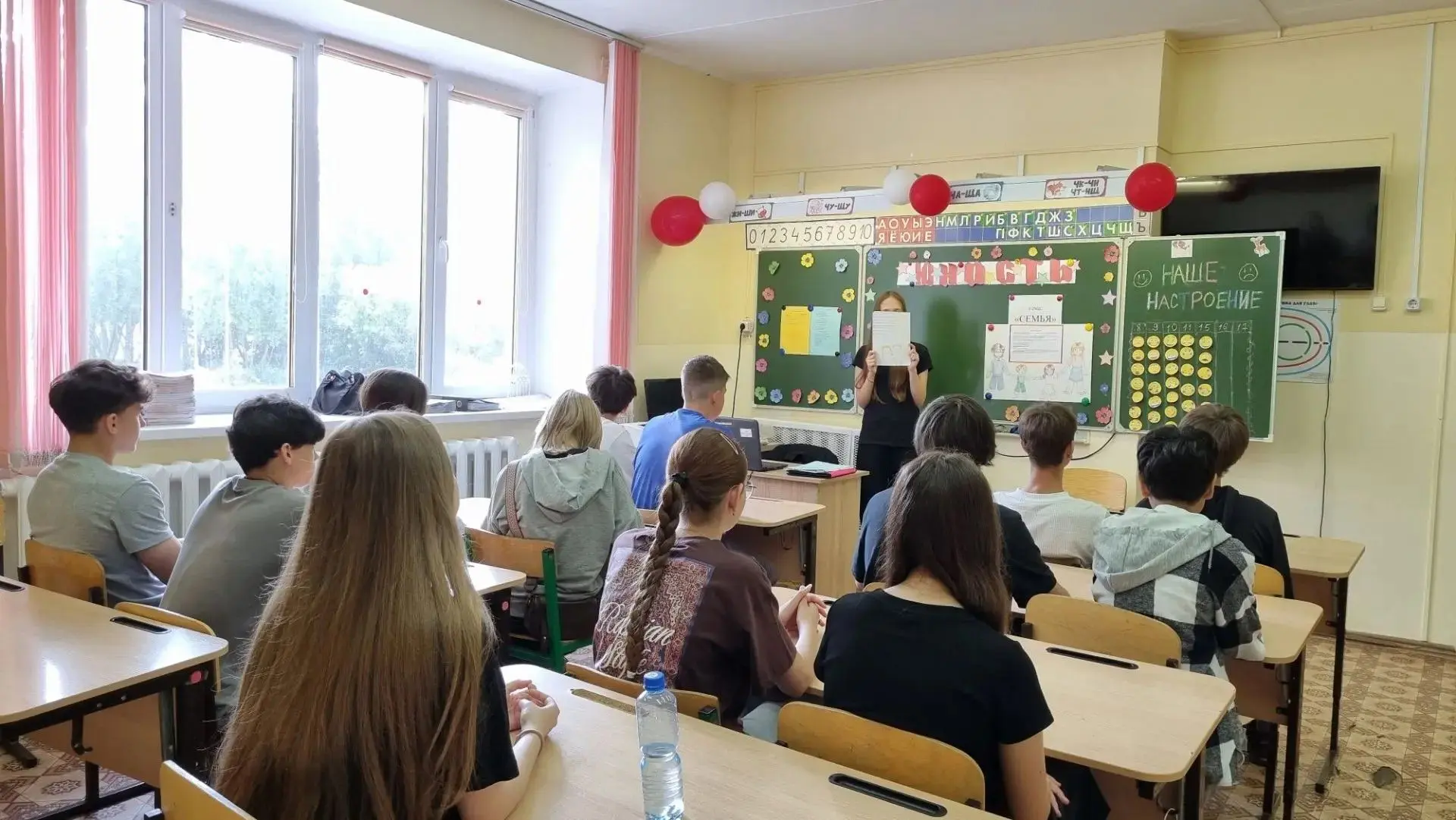 5 день.
Ребята слушали беседу "Семья-ячейка общества",посвящённую году большой и дружной семьи в Рес