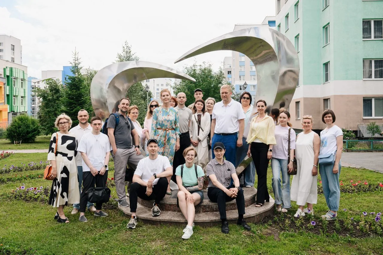 🌳На аллее ОМС в Екатеринбурге посадили новые яблони и цветы

Сотрудники свердловского ТФОМС привели