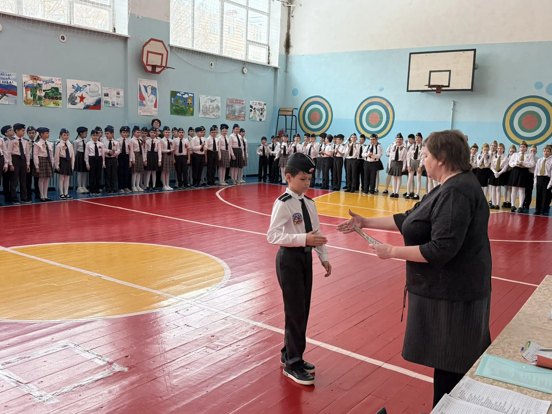 3-4 классы блестяще выступили на смотре строя и песни! Ровный строй, чистое пение и отличный командн