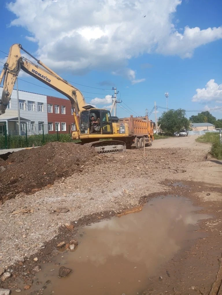 🚧 В Петропавловском идёт асфальтирование территории у школы!