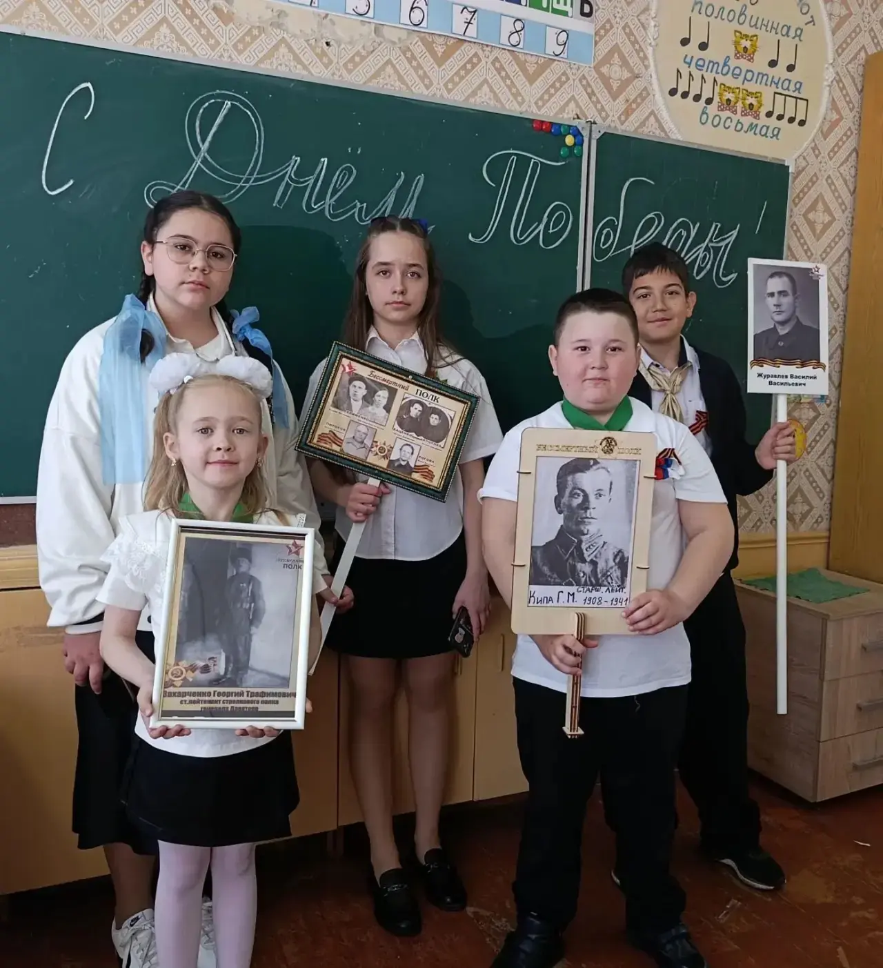 «Бессмертный полк» в каждом классе: память живет в наших сердцах 🎖️  В преддверии Дня Победы в нашей
