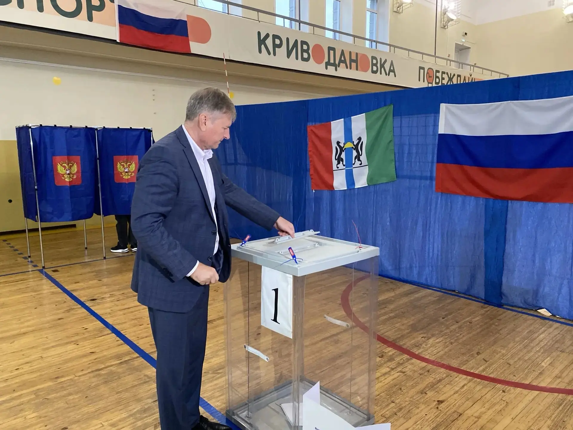 📌‎Одним из первых сегодня проголосовал на участке в Криводановке врип главы Новосибирс...