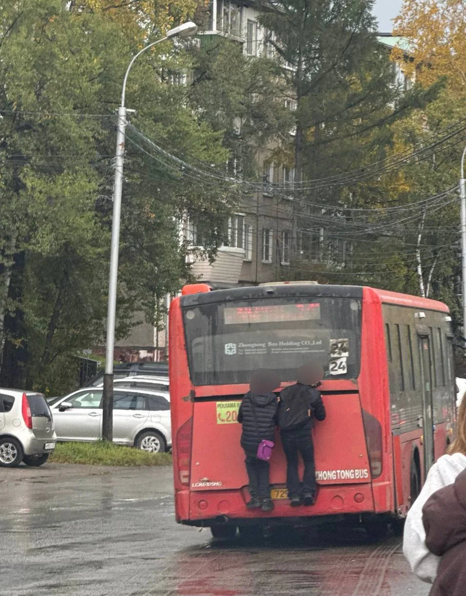 Двое подростков прокатились снаружи автобуса в Хабаровске
