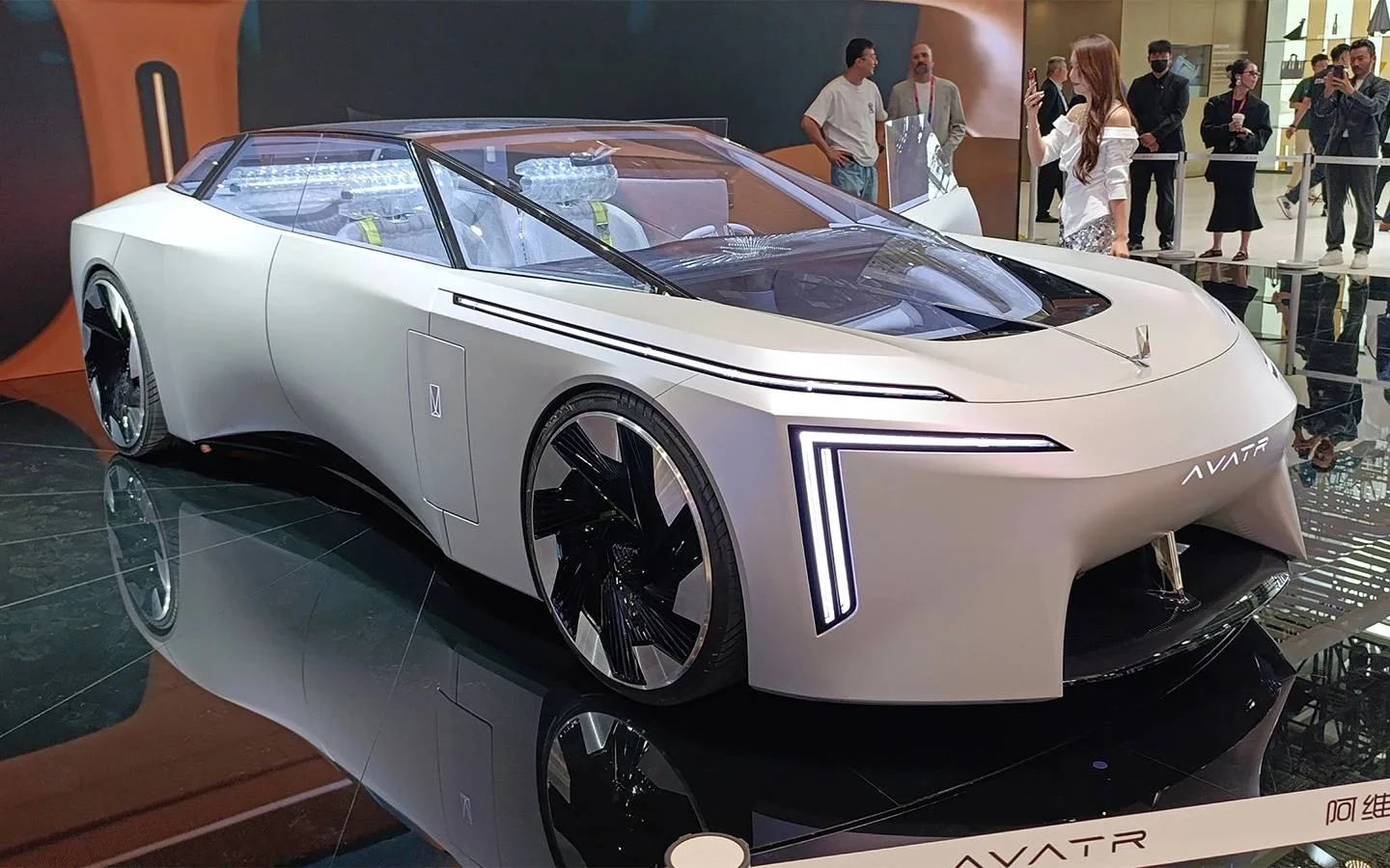 🛸 Китайский премиальный бренд Avatr показал на Пекинском автосалоне концепт автомобиля будущего.  У 