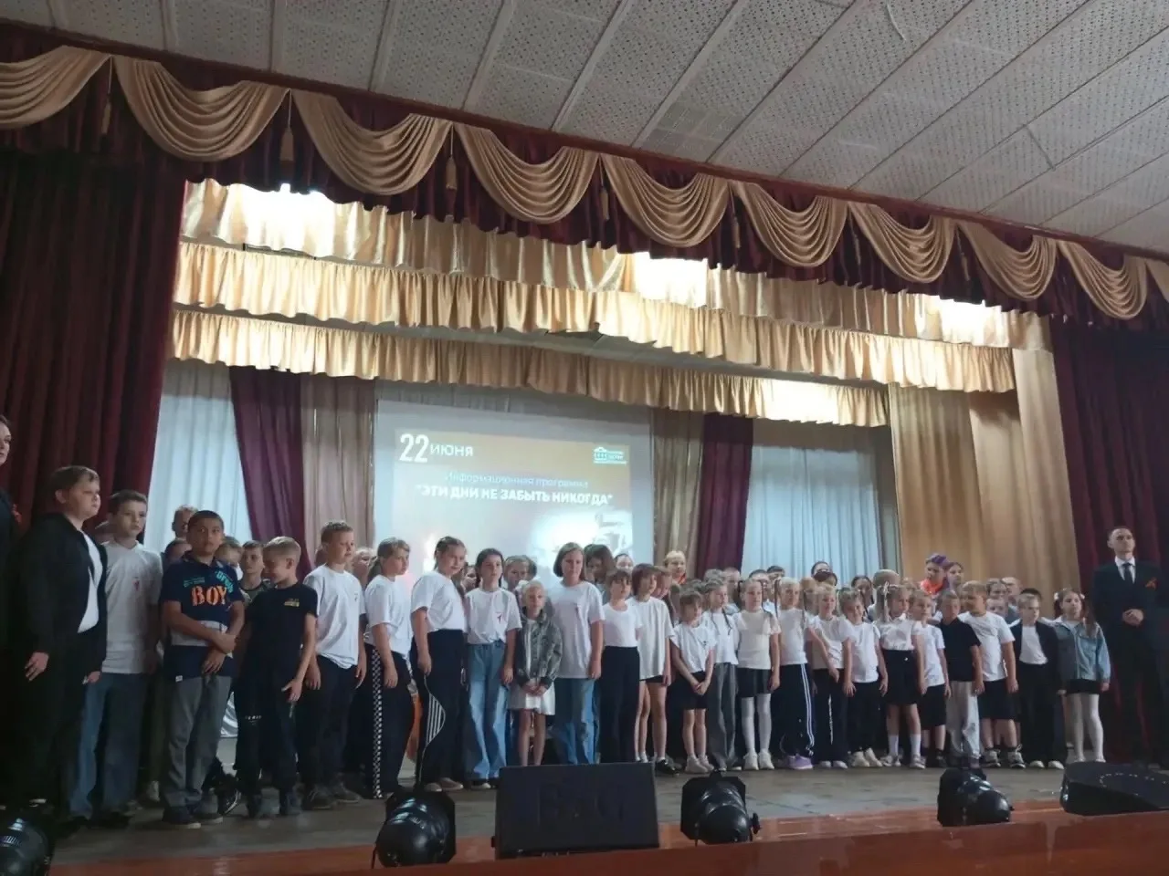 Сегодня в лагере «Радуга» мы провели особенный день, посвящённый памяти и скорби. 

3 отряд посетил 