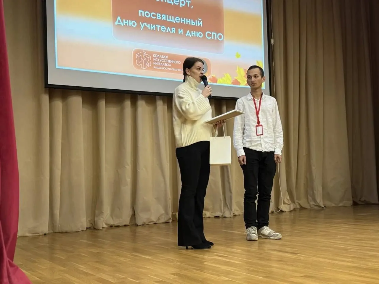 В Липецке 19-летнему студенту вручили награду за помощь мужчине, который стал жертвой н...
