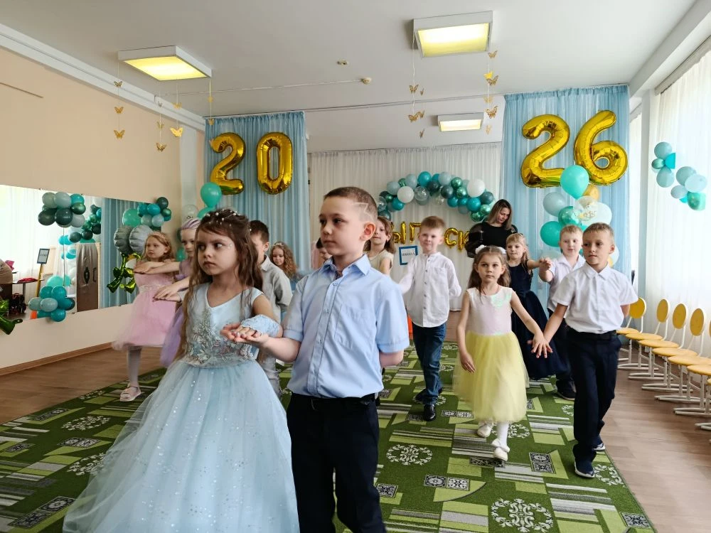 Сегодня у подготовительной к школе группы «Одуванчики» особенный день – день выпускного...