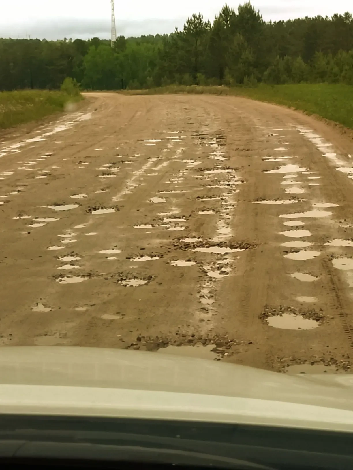 Ещё одна проблемная дорога района 🚧

📍 В редакцию обратились жители села Новоивановка.

😕 По слов