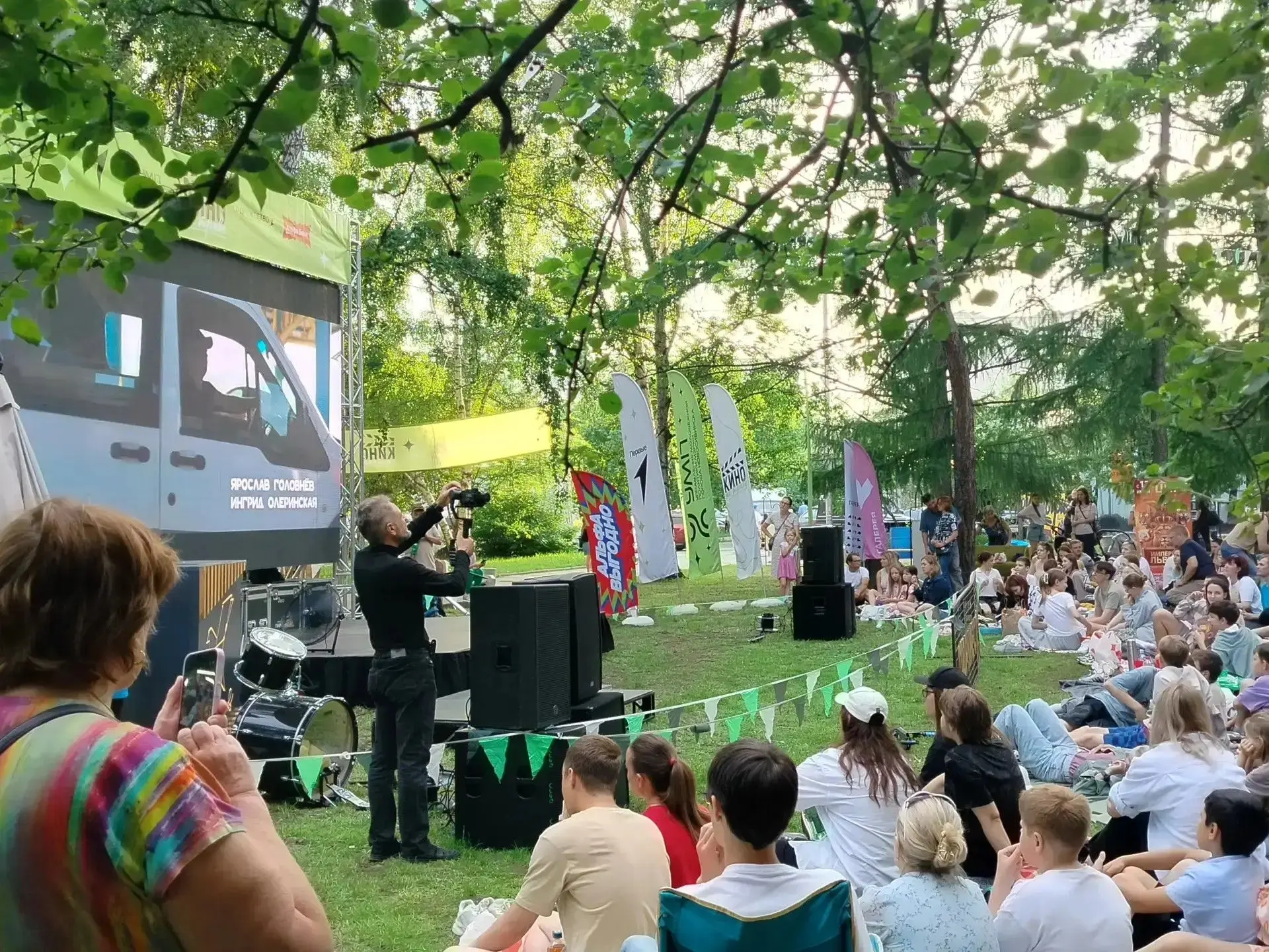 🌿 Юбилейный сезон «Кино на траве» стартовал в Нарымском сквере! 🎬