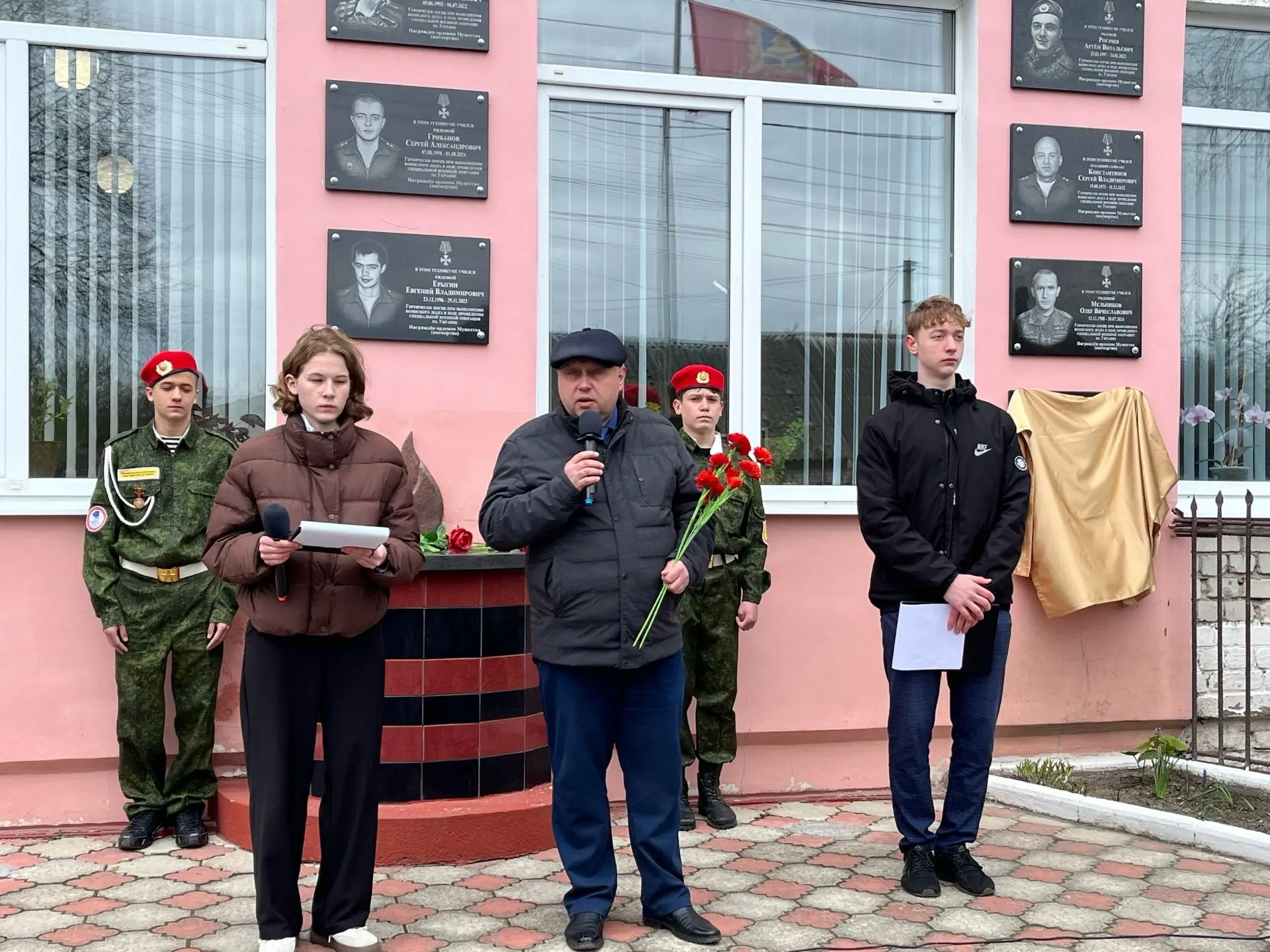 Память на граните: в техникуме открыли мемориальную доску выпускнику Владимиру Буланову...