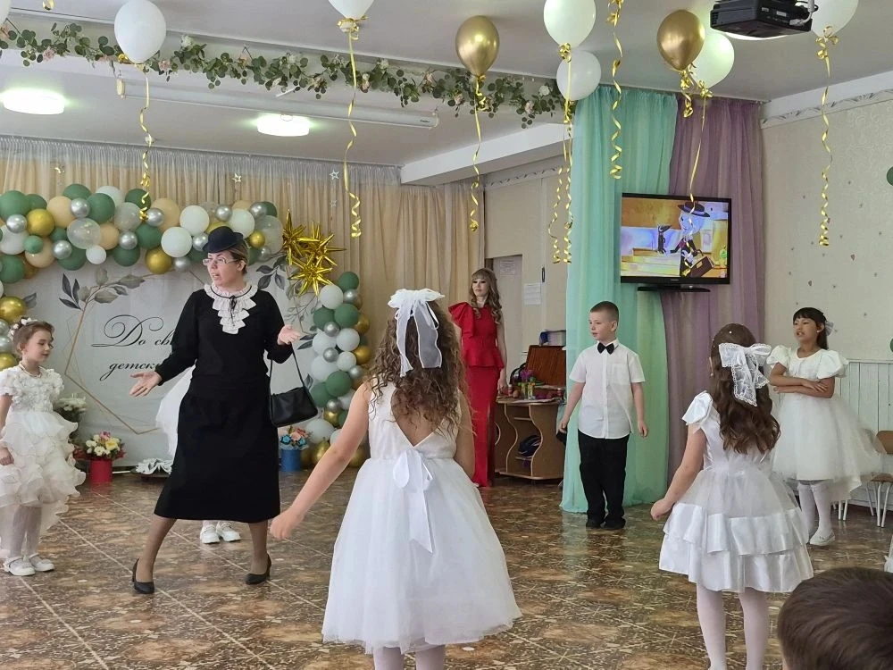 Сегодня наши ребята прощаются с детским садом и делают первый шаг в большую школьную жи...