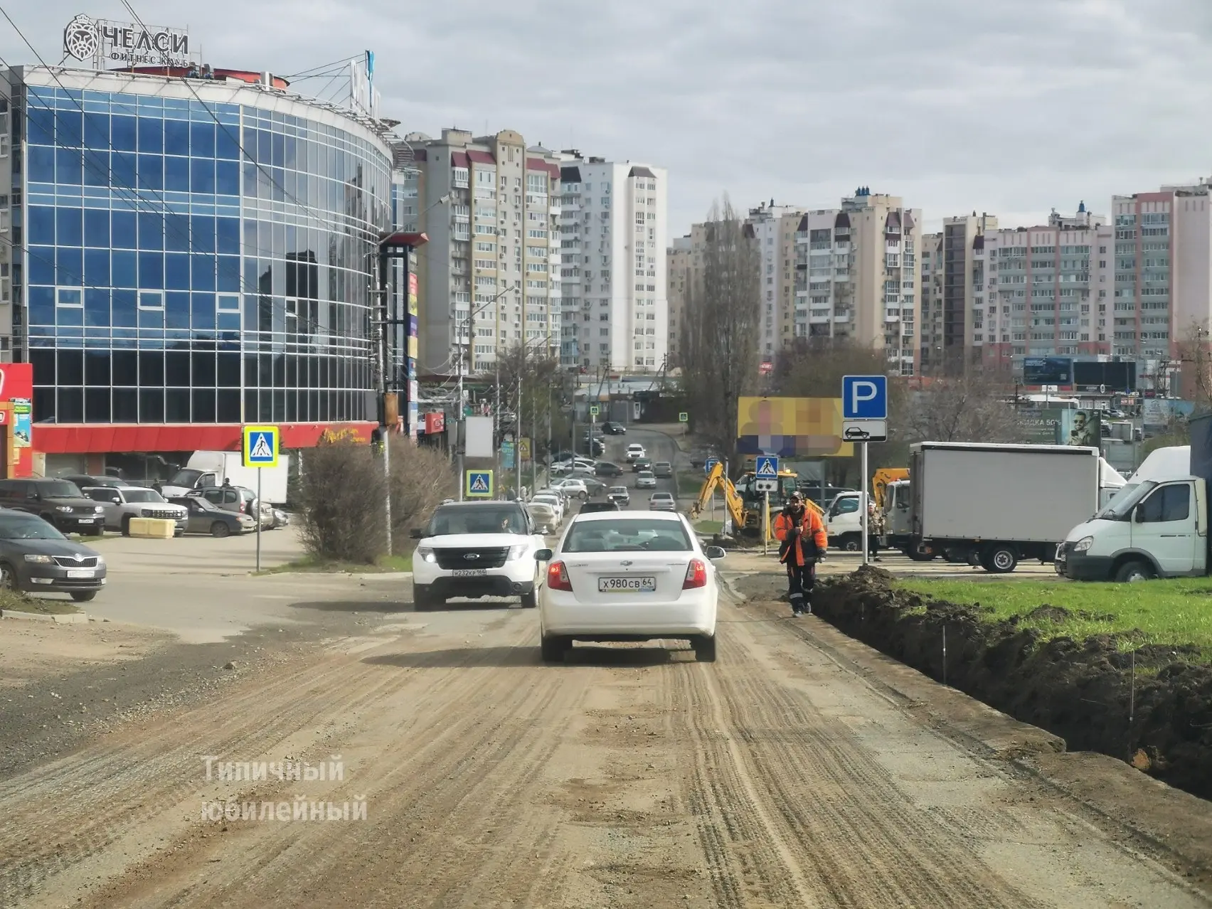 Продолжаются работы на дублёре Усть-Курдюмской. Сегодня производится демонтаж бордюрного камня.