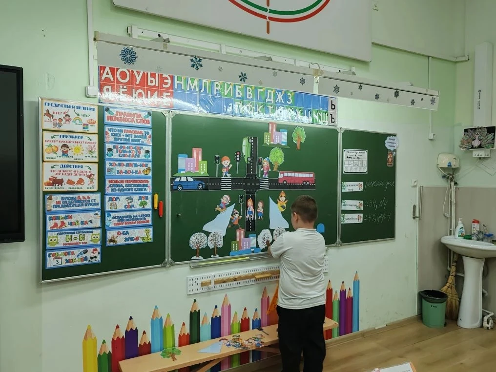 Сегодня на уроке кубановедения ребята 1 А класса рассказывали о том, как они безопасно добираются до