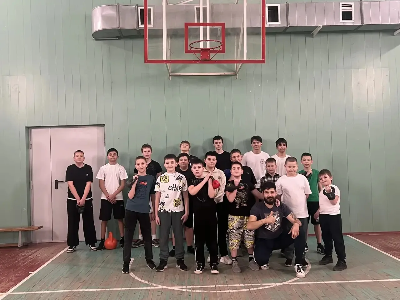 🏋️‍♀️ С радостью сообщаем, что в нашей школе продолжаются тренировки по гиревому спорту! Это уникаль