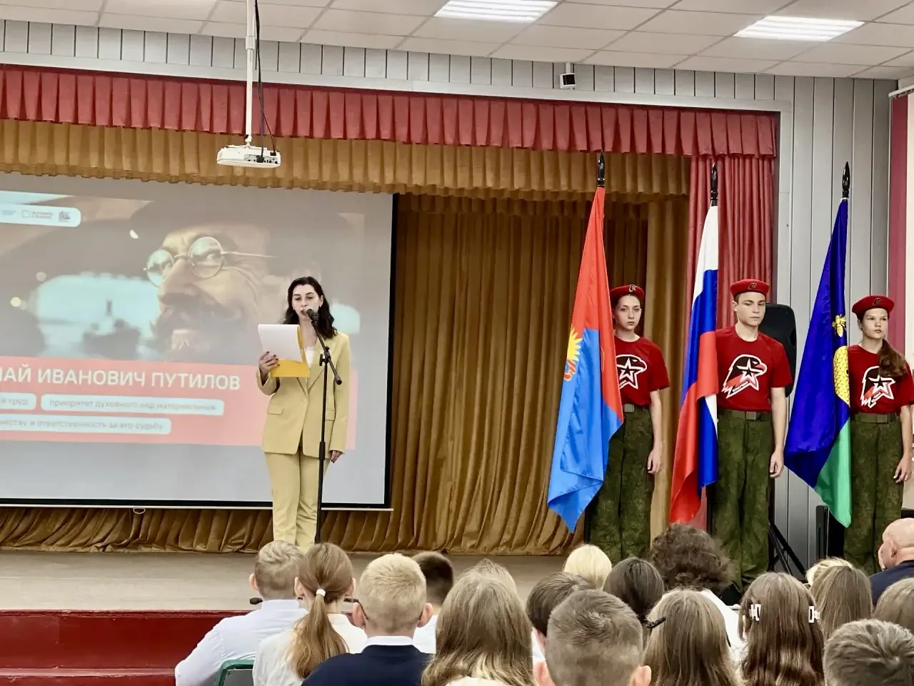 🇷🇺Понедельник в МАОУ СОШ №31 традиционно начинается с линейки выноса Государственного...