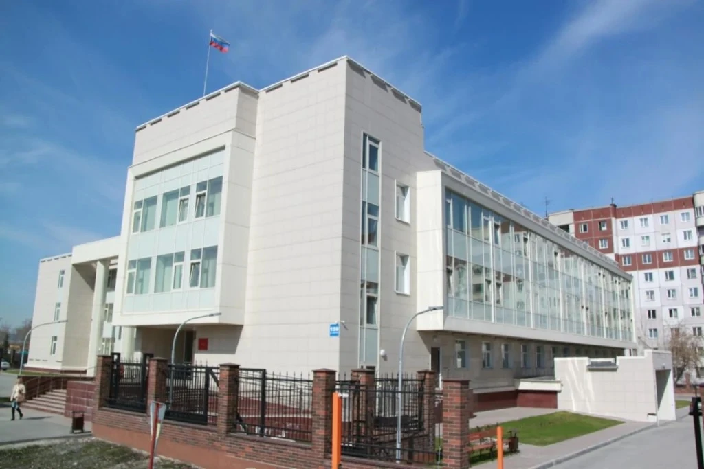 Ссора у подъезда закончилась трагедией: суд Новосибирска вынес приговор сыну, который случайно убил 