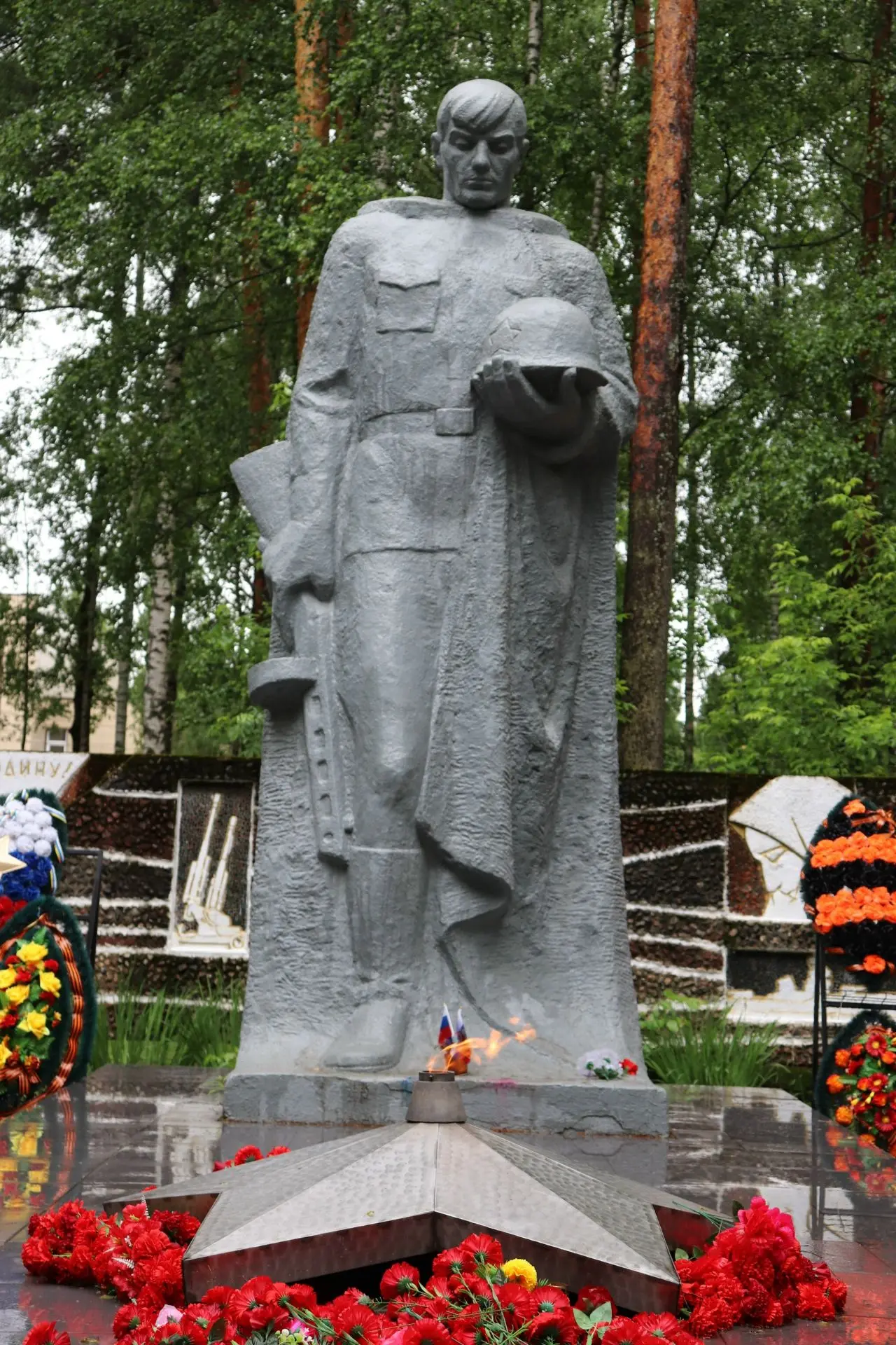 Рано утром 22 июня 1941 года без объявления войны фашистская Германия напала на Советский Союз, нане