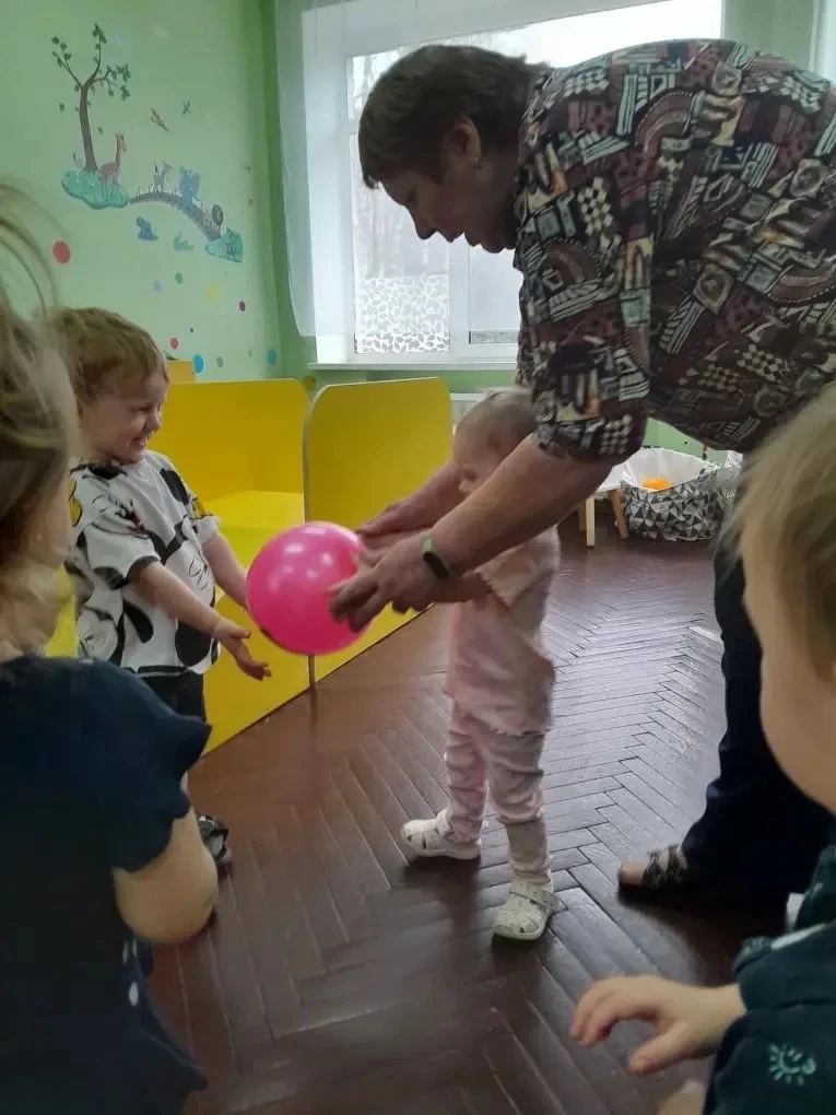 МОУ СОШ 2 г. Истра  Дошкольное отделение 3 - 52(2) Первая младшая группа «Вишенки»🍒 Веселые игры с м