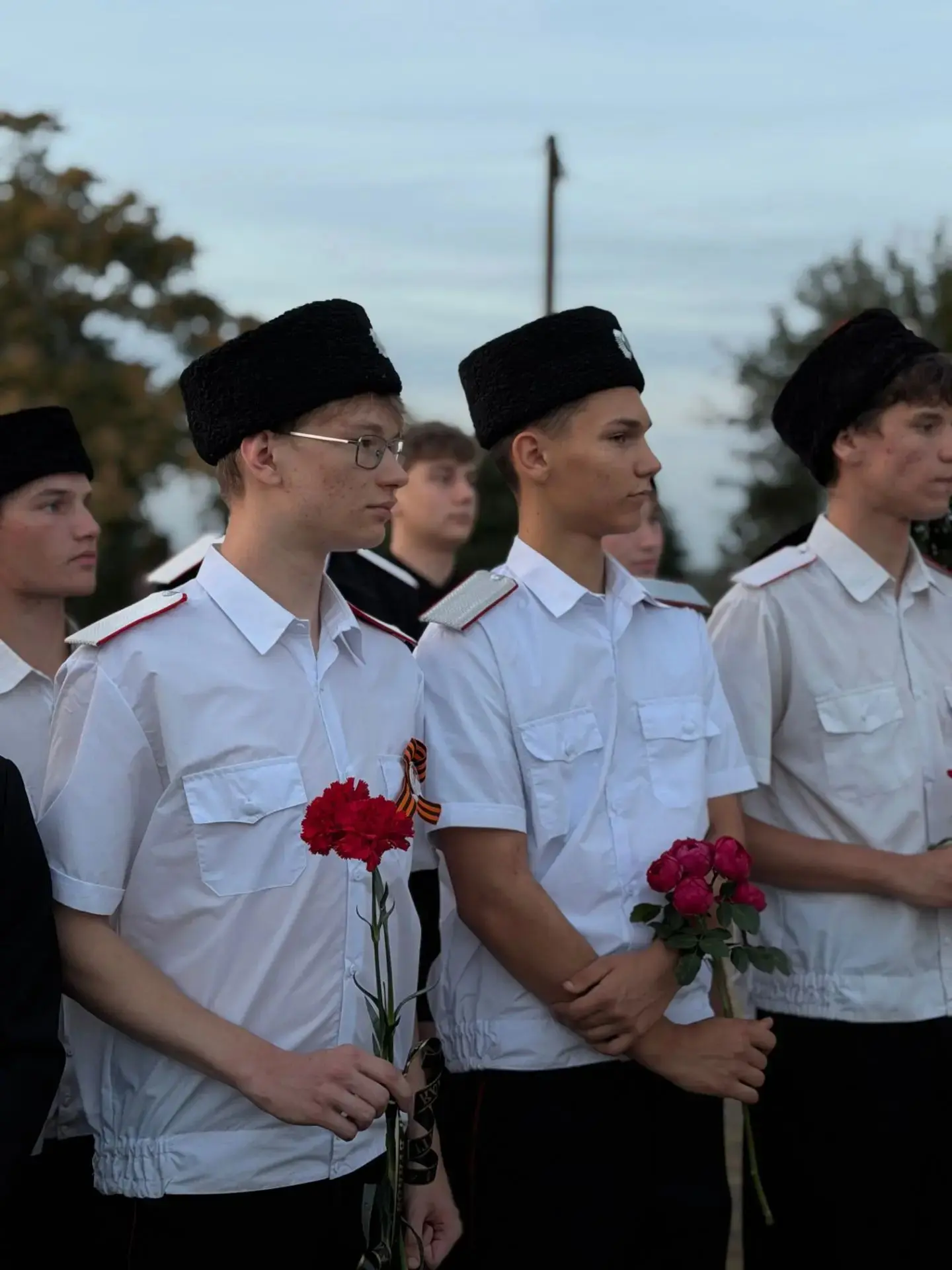 У подножия Свято-Покровского храма памятная акция о жертвах террористических актов собр...