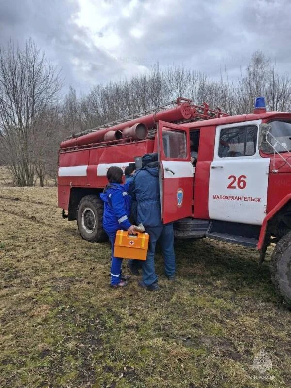 ❤️Сотрудники МЧС России помогли пожилой женщине добраться до врачей         Сотрудники пожарно-спаса