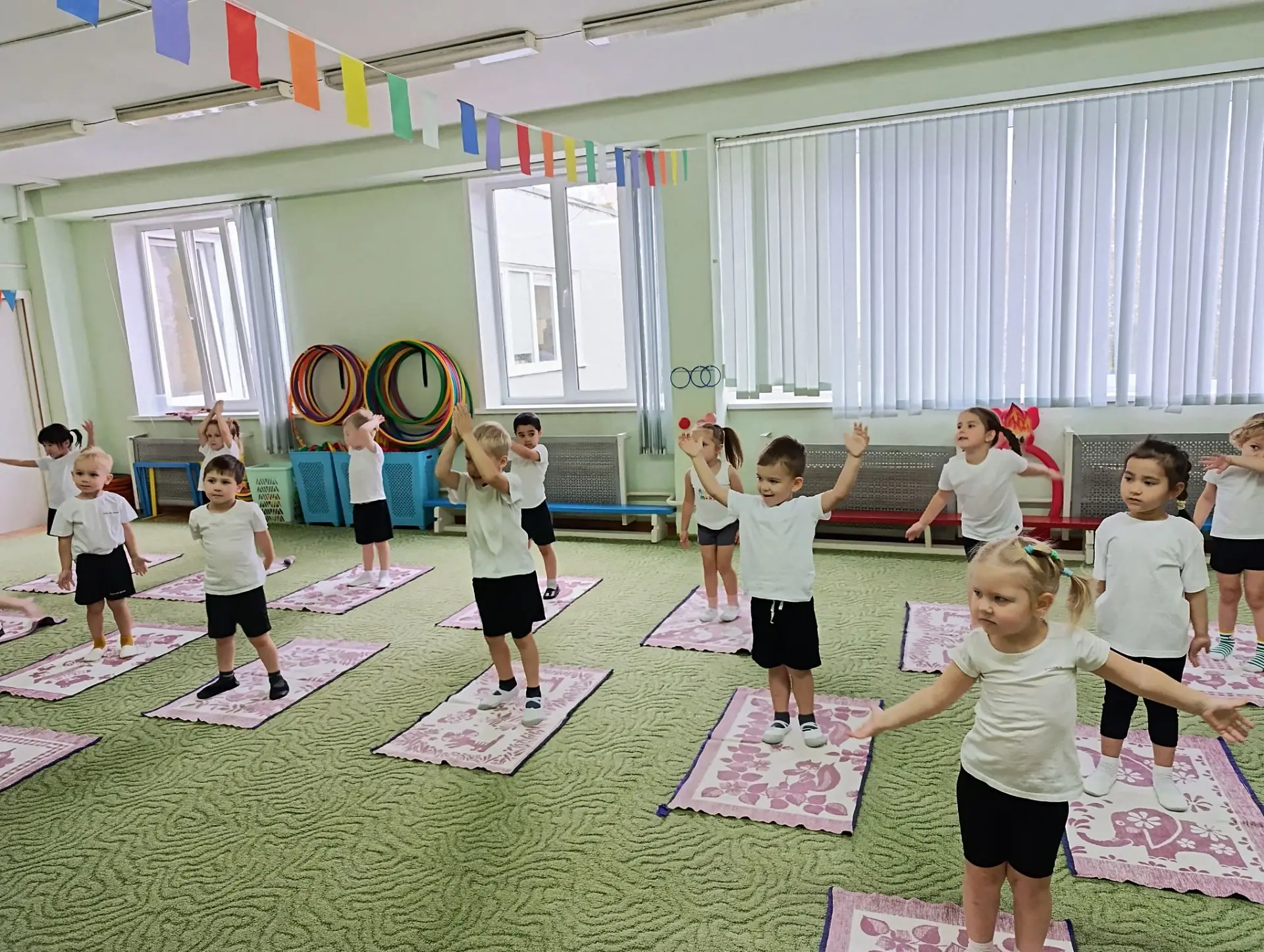 Физкультурное занятие в группе " Солнечные зайчики"