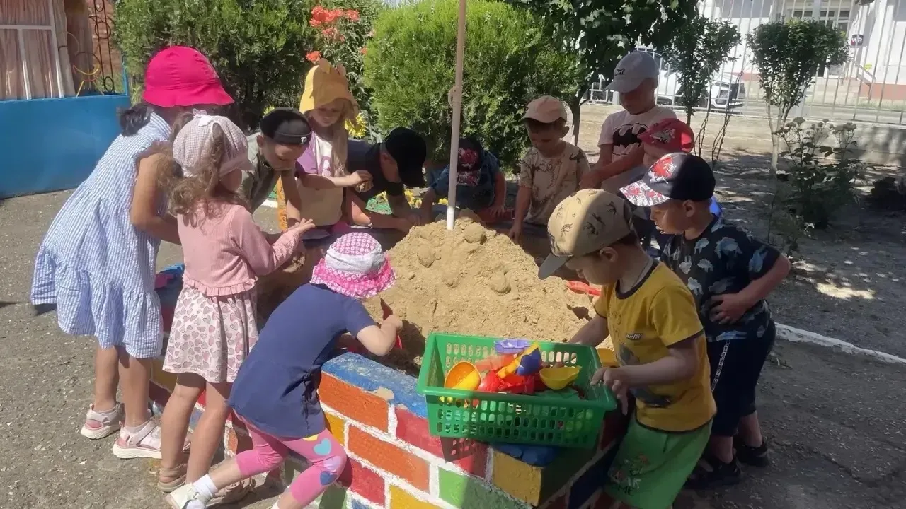 ☀️Лето в садике у нас
Безопасно — 
высший класс!

👒На прогулке, 
в знойный час,
Панамки носят все у