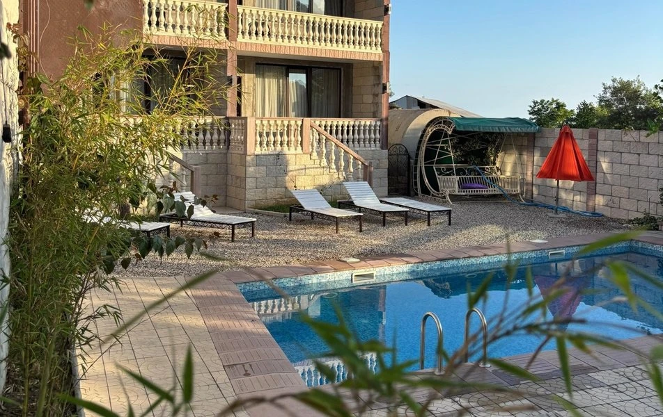 Абхазия из Тюмени🐚  📍Villa Familia гостевой дом   ✔️15 до городского галечного пляжа. ✔️Открытый под