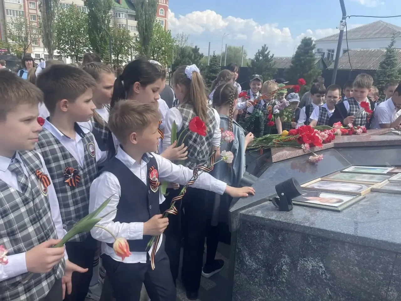 🤝 Память не имеет возраста.  Вчера учащиеся 4‑х классов г. Россоши посетили памятник погибшим при ис