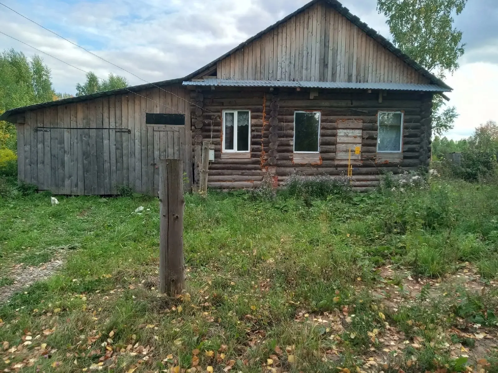 Продаётся земля вместе с домом, к дому баня, газ, вода в селе есть, школа, садик, больница, магазин 