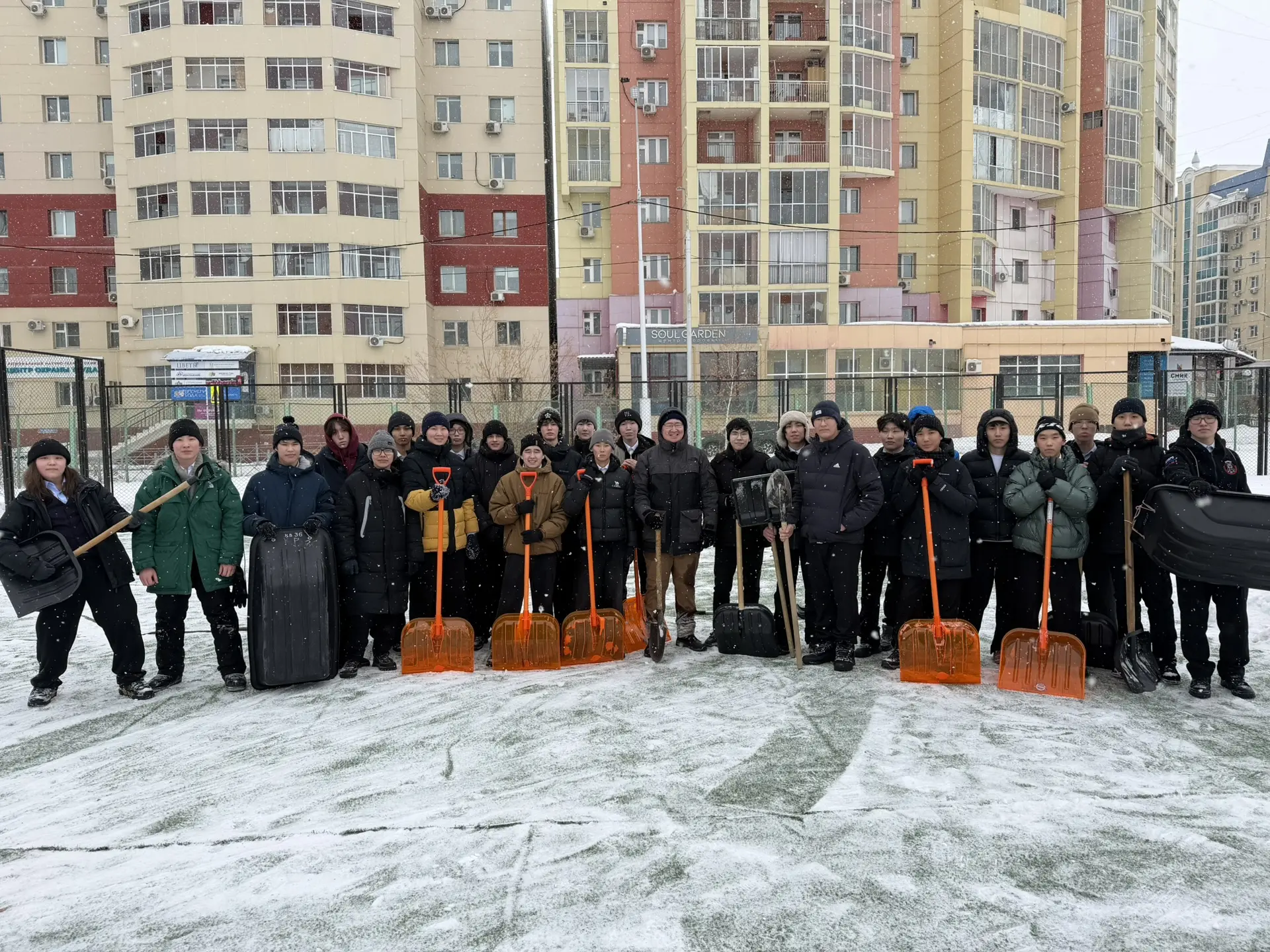 Наши юноши, ученики 10-ых классов всю неделю участвовали в субботниках по уборке снега на уличной сп